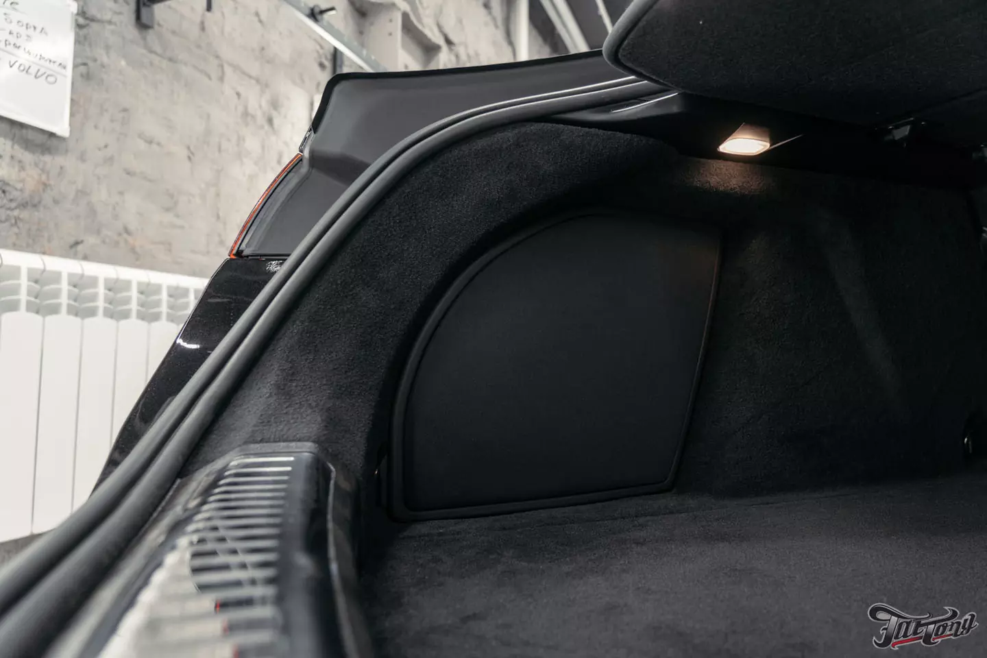 Выкинули BURMESTER 3D из нового Mercedes GLE 63S и установили новую акустическую систему. Выполнили комплексную шумоизоляцию, построили выхлопную систему, установили обвес Larte, оклеили полиуретаном